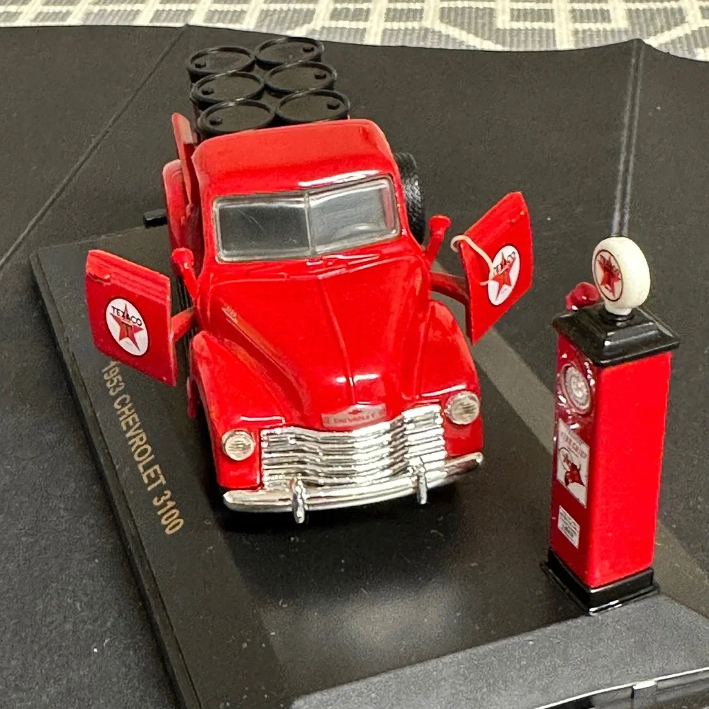 Road Champs 1953‎ Chevrolet 3100 Texaco Diecast Truck Gas Pump Model w/Case VTG